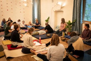 foto: Participants during a workshop with Rahul Bharti. The Open Day offers an opportunity to experience his approach through meditation, teachings, and open dialogue.